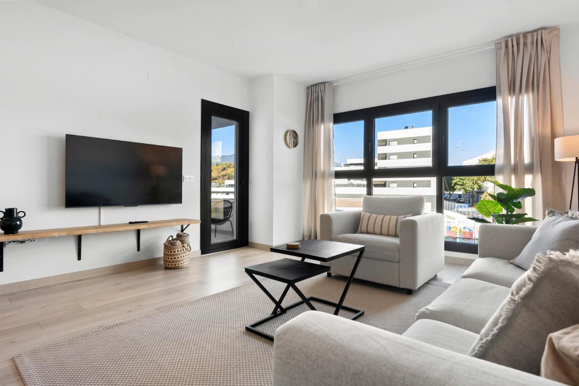 Beautiful 2-Bedroom Apartment Near Center And Beach 埃斯特波纳 外观 照片