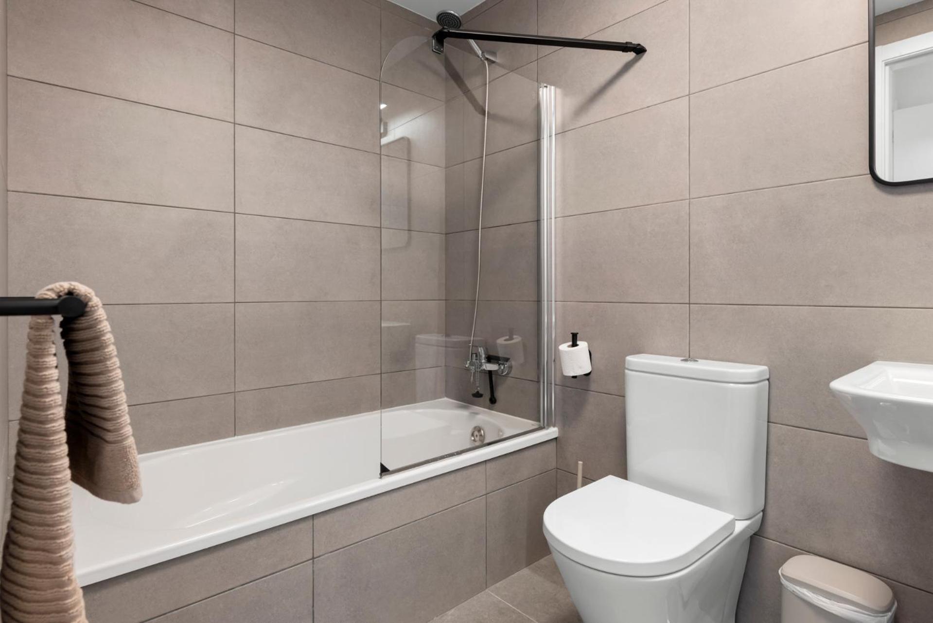 Beautiful 2-Bedroom Apartment Near Center And Beach 埃斯特波纳 外观 照片