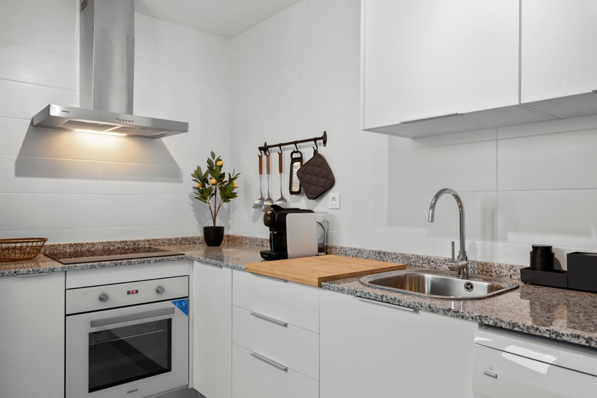 Beautiful 2-Bedroom Apartment Near Center And Beach 埃斯特波纳 外观 照片
