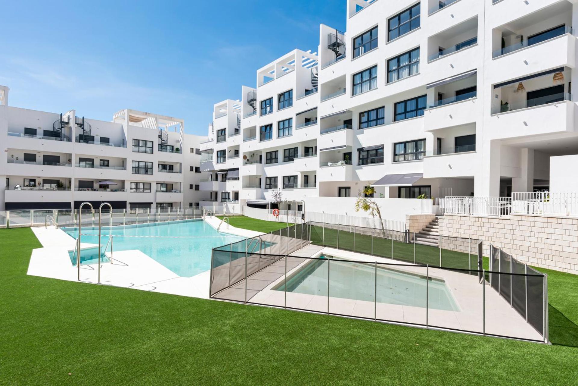 Beautiful 2-Bedroom Apartment Near Center And Beach 埃斯特波纳 外观 照片