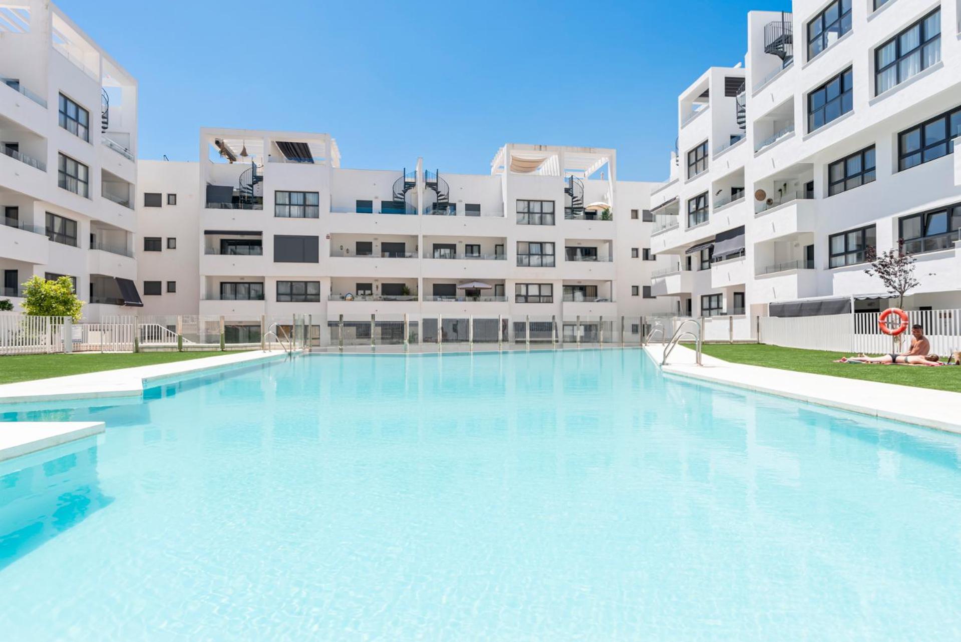 Beautiful 2-Bedroom Apartment Near Center And Beach 埃斯特波纳 外观 照片
