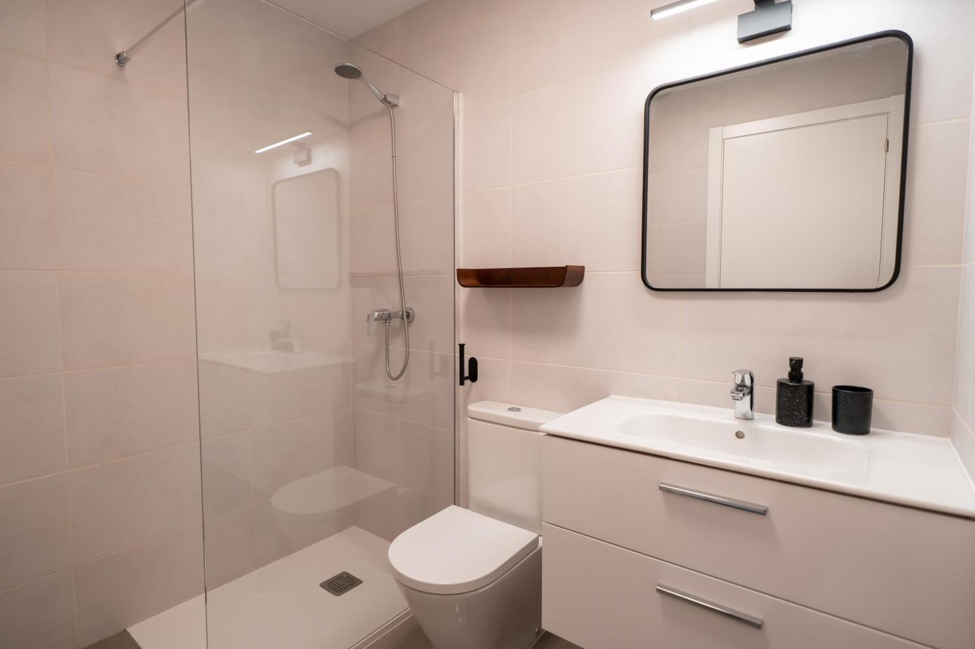 Beautiful 2-Bedroom Apartment Near Center And Beach 埃斯特波纳 外观 照片